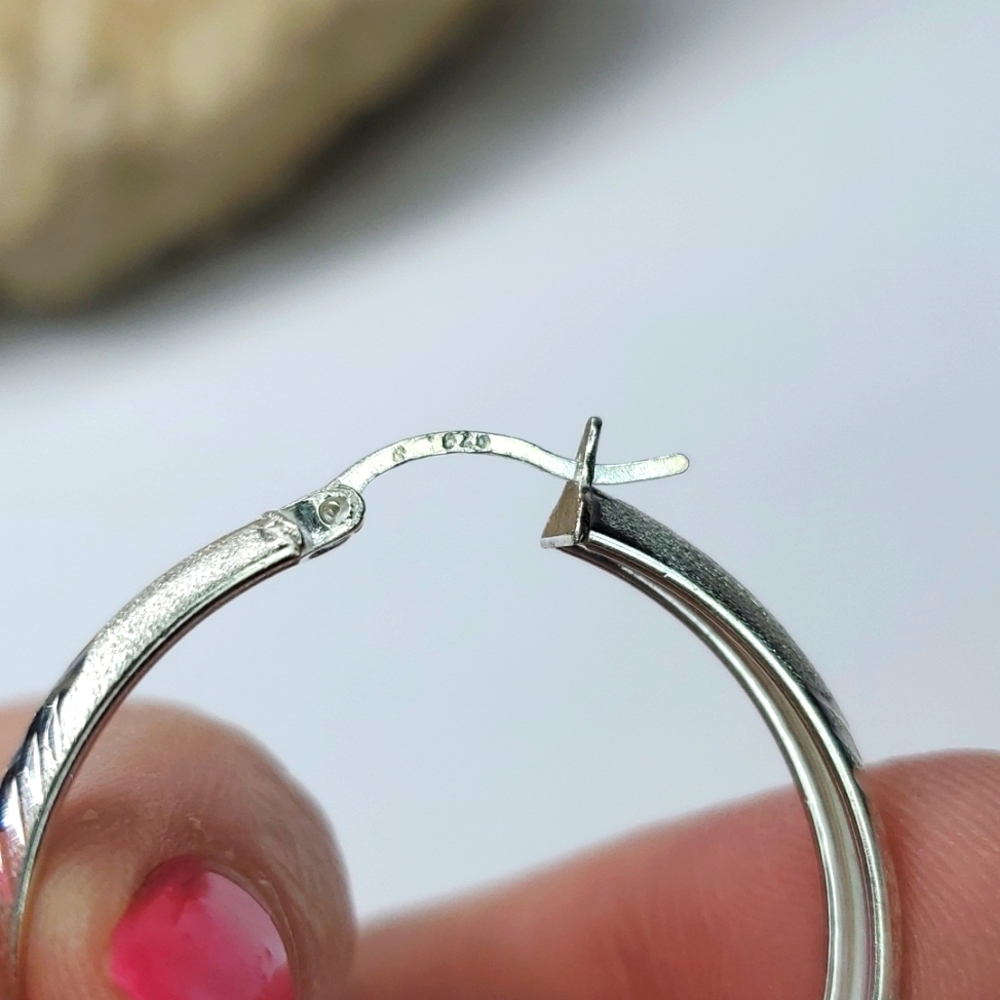 Sterling Silver Diamond Cut Chevron Pattern Hoop Earrings NWT - Picture 4 of 8